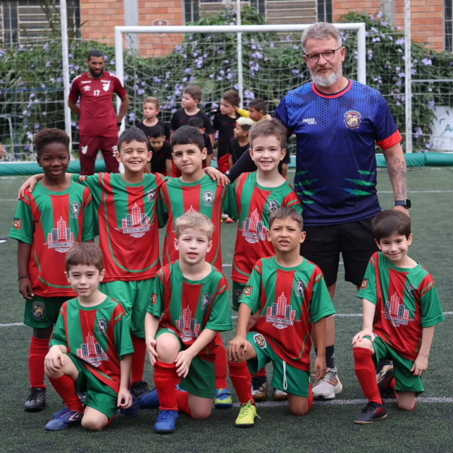 Turma do CS Marítimo reunida em campo com o professor