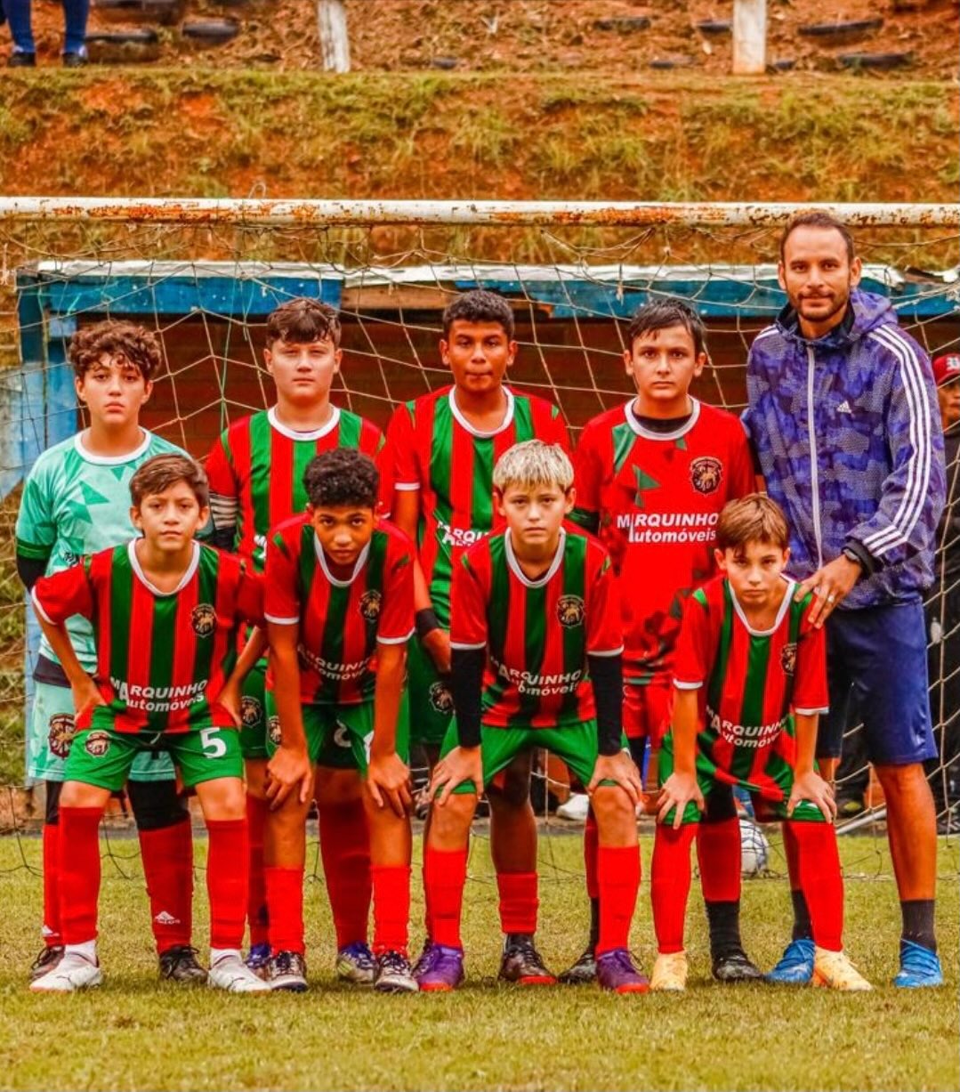 Time do CS Marítimo posado com o professor antes da partida