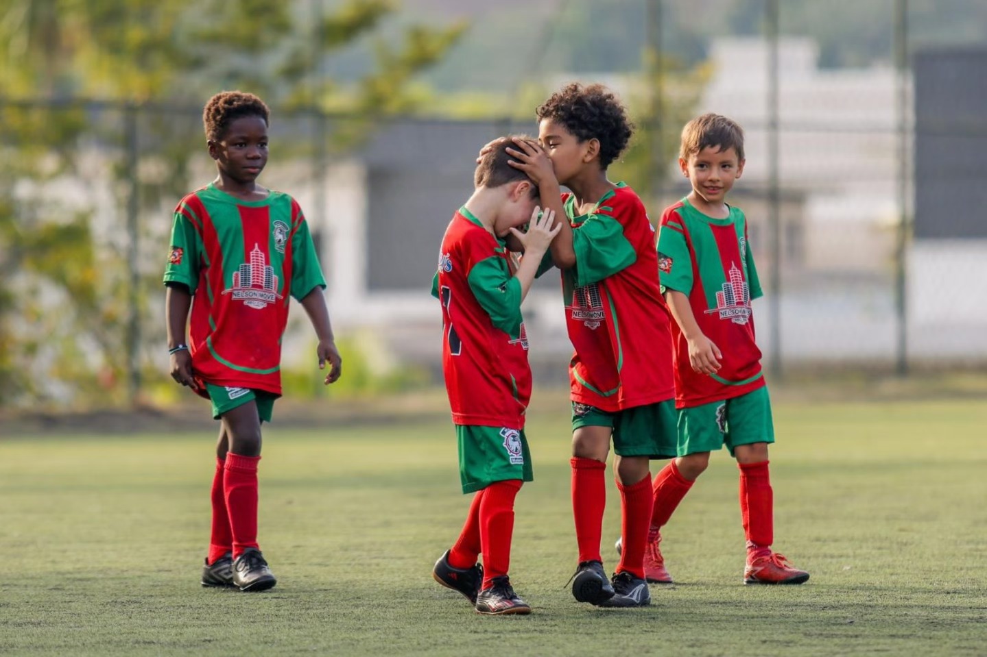 Alunos se apoiando e conversando durante o treino